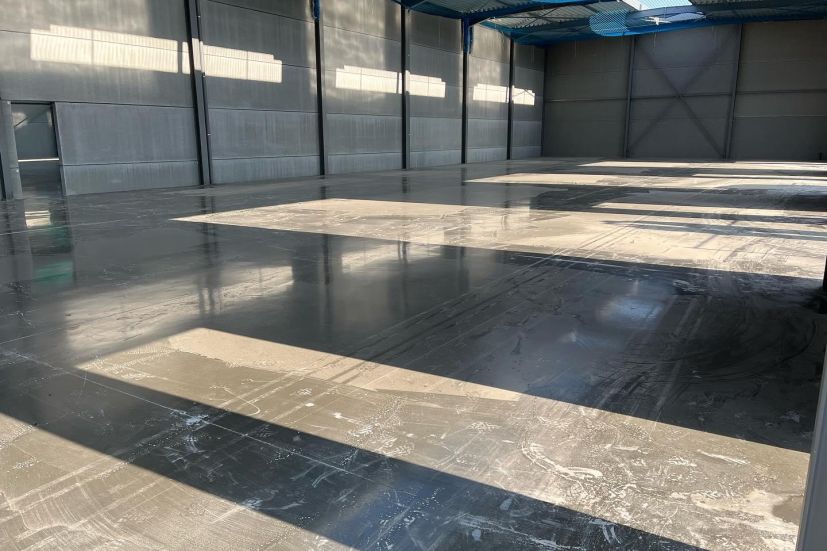 Geïsoleerde vloerplaat bedrijfshal in Westmalle